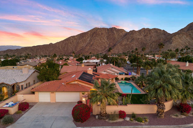 53720 Avenida Carranza, La Quinta CA: https://media.crmls.org/mediaz/e4367a03-23a1-4cbf-9634-c17369db8a90.jpg