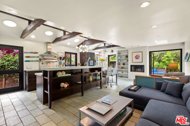 3761 Ashwood Avenue, Los Angeles CA: https://media.crmls.org/mediaz/e437da33-6168-42ae-9576-5172d9ccb945.jpg