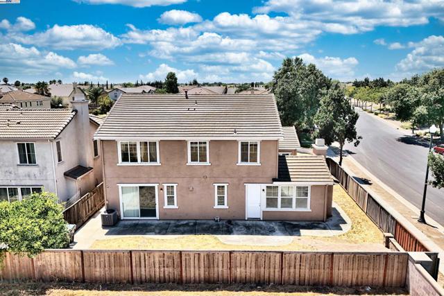 1069 Dry Creek Ct, Lathrop CA: https://media.crmls.org/mediaz/e438065a-6d9b-45cf-9828-ec7dd71b2c41.jpg