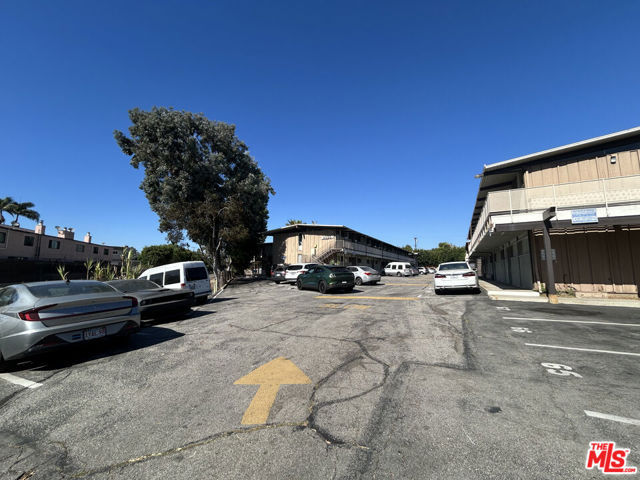 11133 Rose Avenue, Los Angeles CA: https://media.crmls.org/mediaz/e4387d90-0458-41f2-a024-b7d52fa33843.jpg