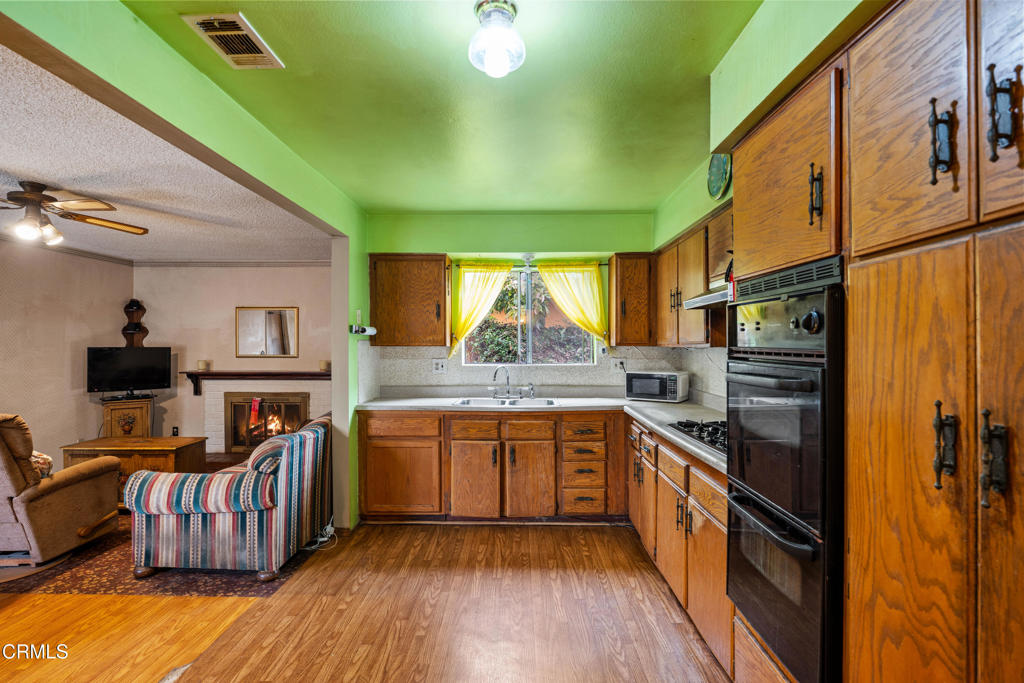 https://media.crmls.org/mediaz/e439e712-40ba-4fdc-a8aa-6d63c011c263.jpg?preset=X-Large