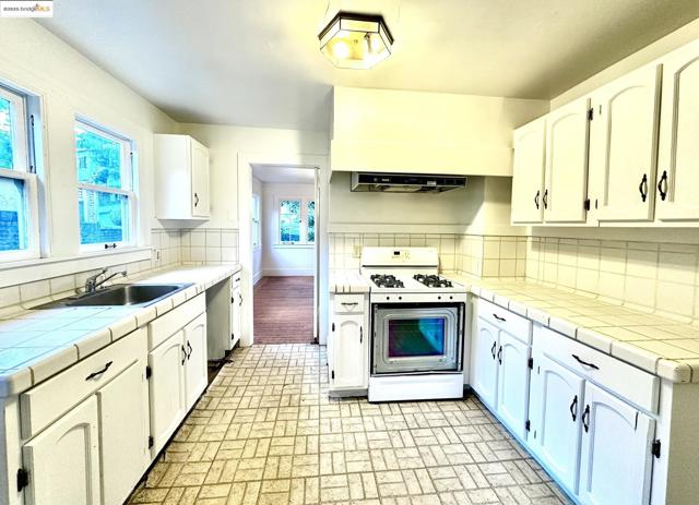 6014 La Salle Ave, Oakland CA: https://media.crmls.org/mediaz/e43b5be6-01eb-4cb9-a5ec-d98e482b5677.jpg