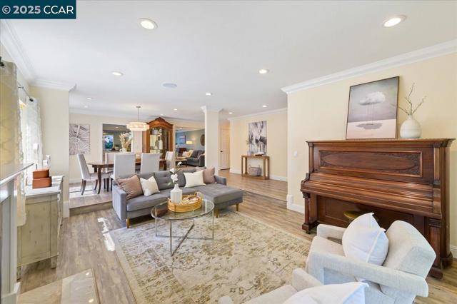 9461 Thunderbird Pl, San Ramon CA: https://media.crmls.org/mediaz/e43b8669-a8e1-43d4-85e5-80738e3cbe1d.jpg