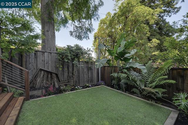 1039 Elsinore, Oakland CA: https://media.crmls.org/mediaz/e43b8df1-5351-455c-ab7a-bc3758da0ded.jpg