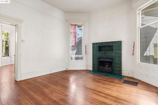 102 Hamilton Pl, Oakland CA: https://media.crmls.org/mediaz/e43c24c4-c501-4289-b5d9-1cd65b35bb76.jpg