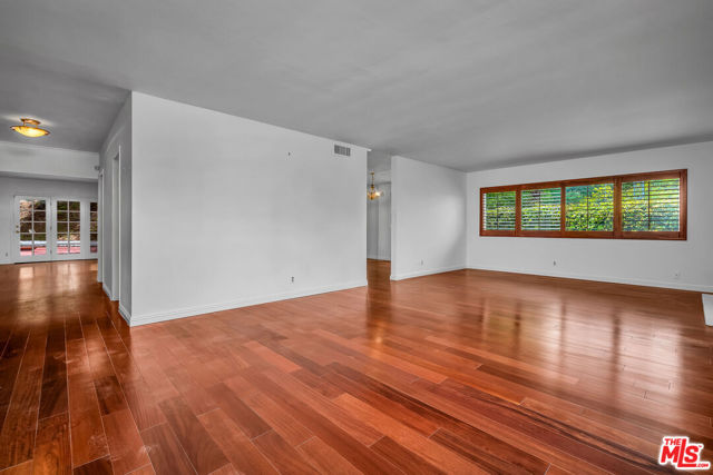 2925 Dona Susana Drive, Studio City CA: https://media.crmls.org/mediaz/e43e3ae3-dd66-4ede-817b-f3bfa1566f77.jpg