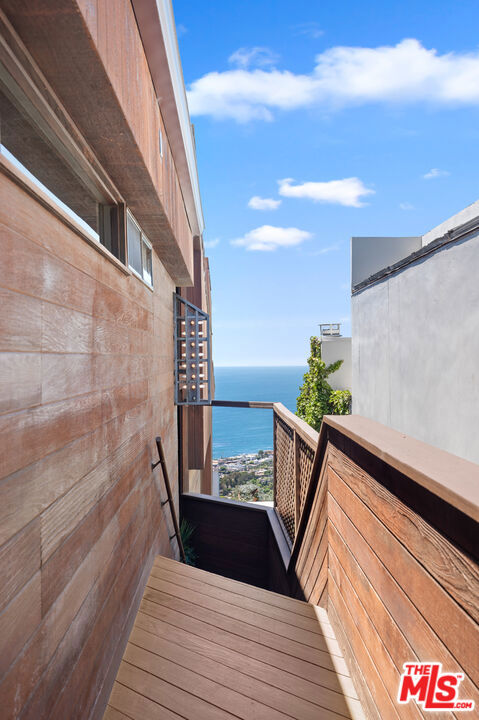 1183 La Mirada Street, Laguna Beach CA: https://media.crmls.org/mediaz/e43ed6f6-dbcc-46e1-bcd5-15df0656da02.jpg