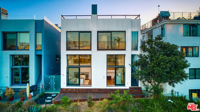 5106 Pacific Avenue, Marina del Rey CA: https://media.crmls.org/mediaz/e43ed9ce-881f-45d9-99c6-b6c124789c6a.jpg