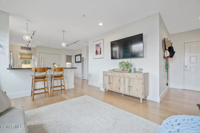 285 N Ventura Avenue, Ventura CA: https://media.crmls.org/mediaz/e43ef7b8-c4b3-4f5d-9d4a-575d85c35c5e.jpg