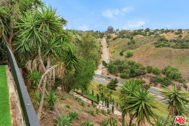4223 Don Carlos Drive, Los Angeles CA: https://media.crmls.org/mediaz/e43faa77-1d72-4848-894d-135809ad14fd.jpg