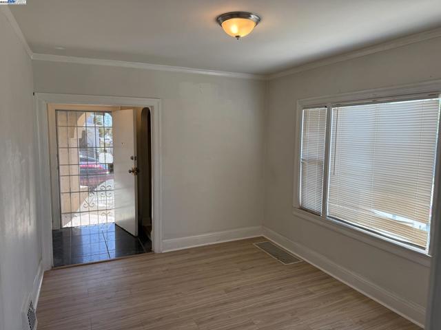 7800 Lockwood St, Oakland CA: https://media.crmls.org/mediaz/e4408189-88ce-4240-8b1d-492431ee9918.jpg