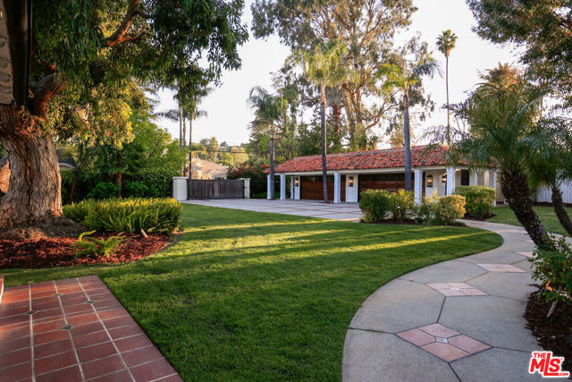 18625 Wells Drive, Tarzana CA: https://media.crmls.org/mediaz/e4414c79-773c-4abf-a96d-4aef3b60cd41.jpg