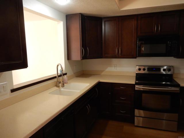 Detail Gallery Image 9 of 17 For 6540 Paseo Adelante, Carlsbad,  CA 92009 - 3 Beds | 2 Baths