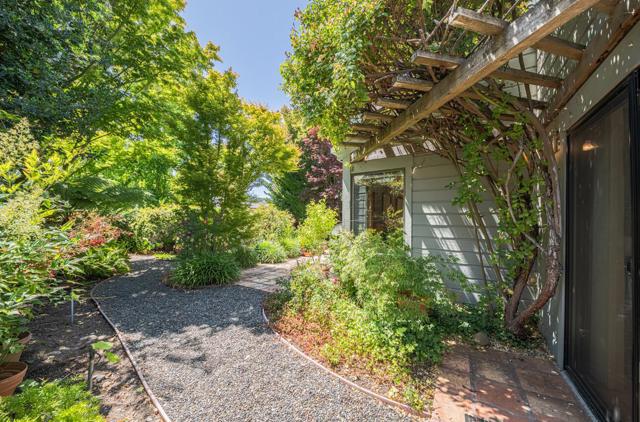 20 Woodside Place, Carmel Valley CA: https://media.crmls.org/mediaz/e441fd8a-b5b3-4861-a517-c1e3216b2a7a.jpg