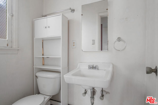 712 S Stanley Avenue, Los Angeles CA: https://media.crmls.org/mediaz/e4426992-eb96-4edb-af9e-3ee1f32b37f0.jpg