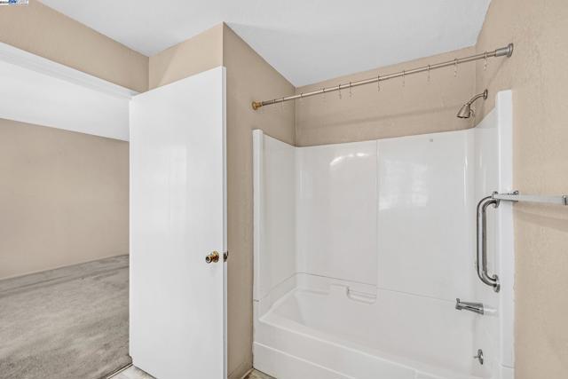 master bath tub/shower