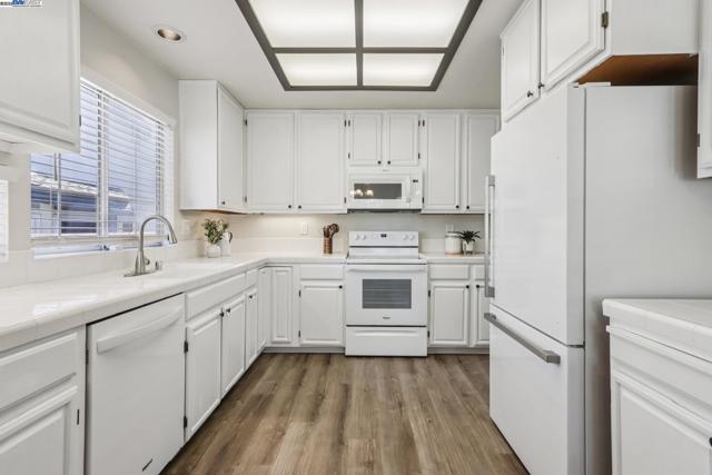 974 Clinton Pl, Pleasanton CA: https://media.crmls.org/mediaz/e443e96d-5f82-4f2c-8c03-d912730c1737.jpg