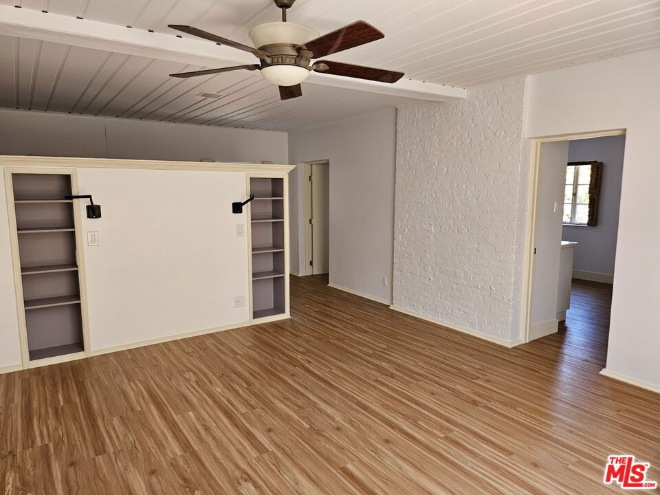 https://media.crmls.org/mediaz/e4441b31-68d5-456c-ac3c-f9e353c1f590.jpg?preset=X-Large