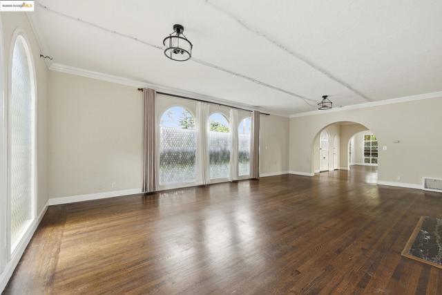 5449 Barrett Ave, El Cerrito CA: https://media.crmls.org/mediaz/e4441bba-6e67-4b13-be3b-4444d714935d.jpg