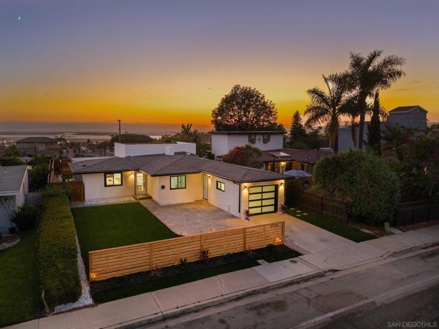 2736 Burgener Blvd, San Diego CA: https://media.crmls.org/mediaz/e4453a77-a6a6-4e7b-a38c-6914f84b8522.jpg