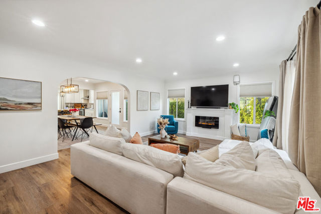 821 S Cloverdale Avenue, Los Angeles CA: https://media.crmls.org/mediaz/e445abc3-8562-42d3-be0f-c6c072dd75ee.jpg