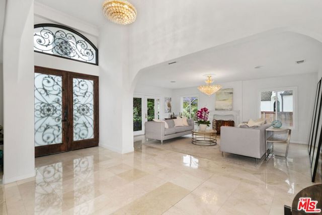 465 N Kilkea Drive, Los Angeles CA: https://media.crmls.org/mediaz/e445c107-f5fb-420d-88bb-d372144c143c.jpg