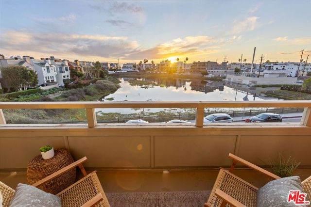 3950 Via Dolce, Marina del Rey CA: https://media.crmls.org/mediaz/e4465da0-f3b0-40fa-9bcd-1de3264c45d9.jpg