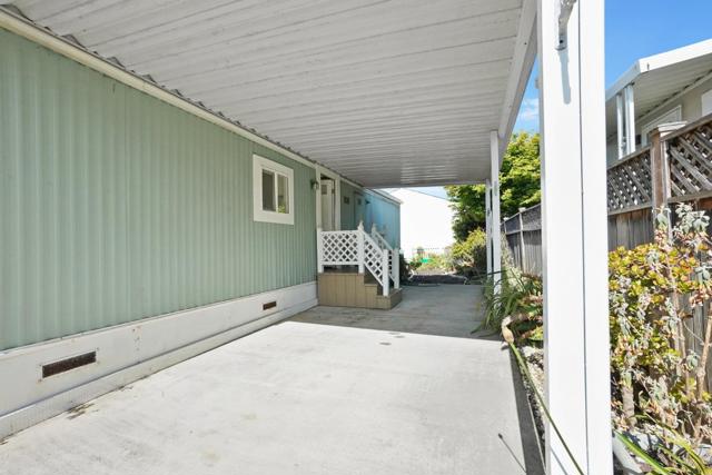 7 Seashell Circle, Half Moon Bay CA: https://media.crmls.org/mediaz/e446a510-a818-4081-8675-77c5ab69e392.jpg