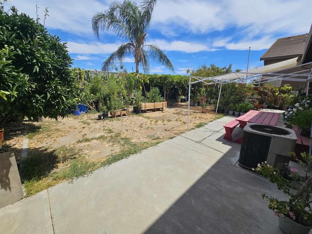 13440 Forestwood Way, Lathrop CA: https://media.crmls.org/mediaz/e446f88b-be1b-4701-a220-51d321635f50.jpg