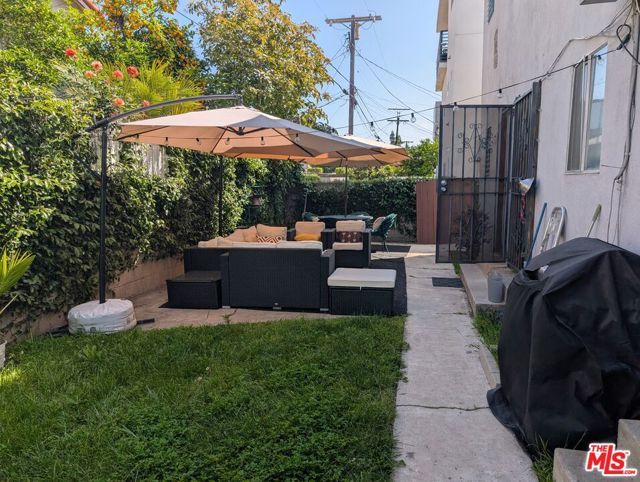 2120 Carmona Avenue, Los Angeles CA: https://media.crmls.org/mediaz/e447e662-e7da-4c99-9a4b-6cc2c4093a25.jpg