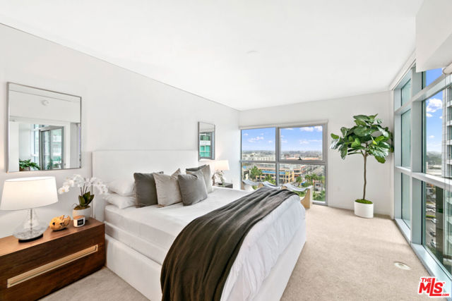 13650 Marina Pointe Drive, Marina del Rey CA: https://media.crmls.org/mediaz/e448f02d-eb35-4549-965b-540e2b70dabe.jpg