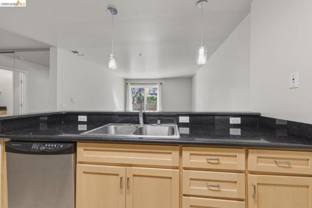 6400 Christie Ave, Emeryville CA: https://media.crmls.org/mediaz/e4492693-228d-4f38-835f-a4b8af7444e6.jpg