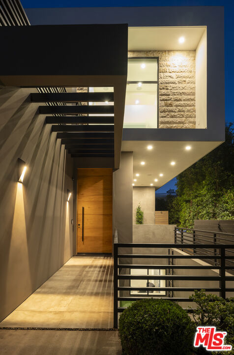 8356 W 4th Street, Los Angeles CA: https://media.crmls.org/mediaz/e4493fa0-0b91-42e8-ba13-731c25fc18b6.jpg