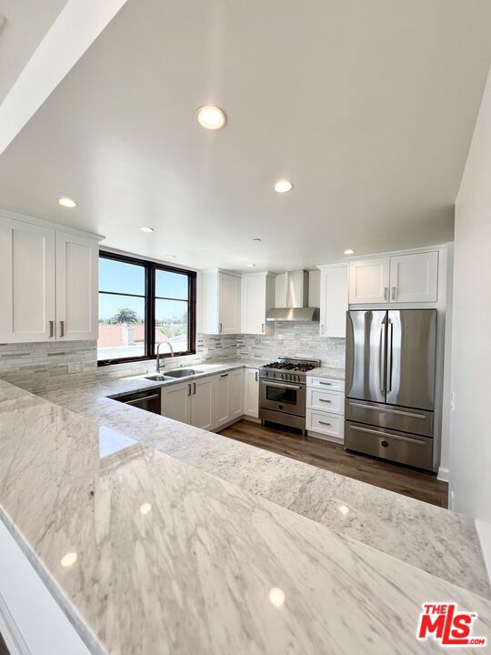 859 S LUCERNE Boulevard, Los Angeles CA: https://media.crmls.org/mediaz/e449d39a-09cc-47bb-965f-526075191d95.jpg