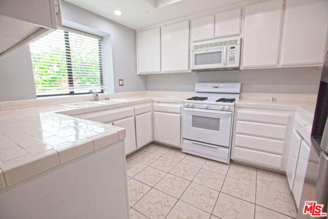 4365 Mclaughlin Avenue, Los Angeles CA: https://media.crmls.org/mediaz/e44ac476-0f95-4cbe-b7d7-fdd5dbccbb24.jpg
