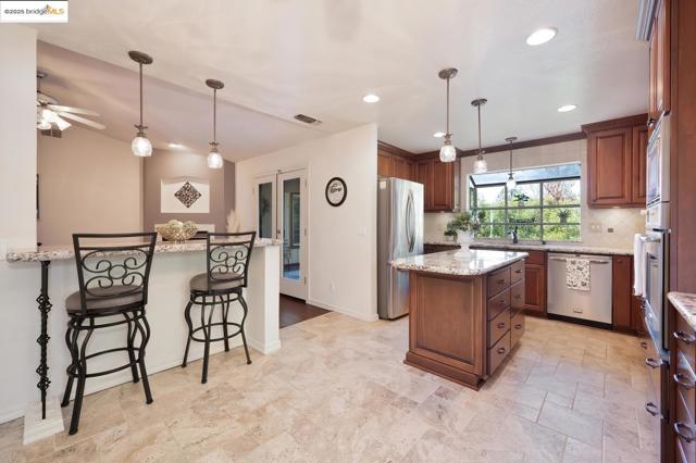 3196 Sudbury RD, Cameron Park CA: https://media.crmls.org/mediaz/e44acd59-6998-4bcc-aa1c-8b3fc273f99e.jpg