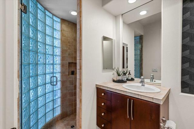 Image 32 of 43 For 50380 Via Serenidad