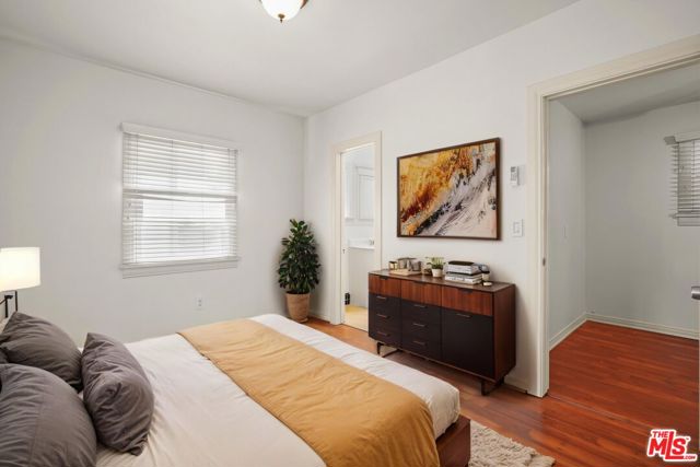 1043 1/2 N La Jolla Avenue, Los Angeles CA: https://media.crmls.org/mediaz/e44c9f42-f6dd-48c0-b62a-4f45a84ef5a1.jpg