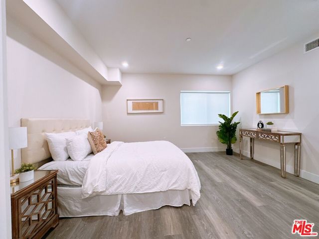 3050 W 11th Street, Los Angeles CA: https://media.crmls.org/mediaz/e44d7839-e863-4c1b-9d37-3abae544133a.jpg
