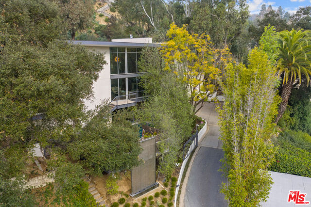 2207 Bowmont Drive, Beverly Hills CA: https://media.crmls.org/mediaz/e44d96db-936b-4d93-a021-0797bc62a81b.jpg