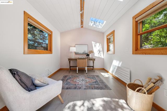 1301 Mountain Blvd, Oakland CA: https://media.crmls.org/mediaz/e44e29e5-6903-46e2-9f12-95951fba0351.jpg