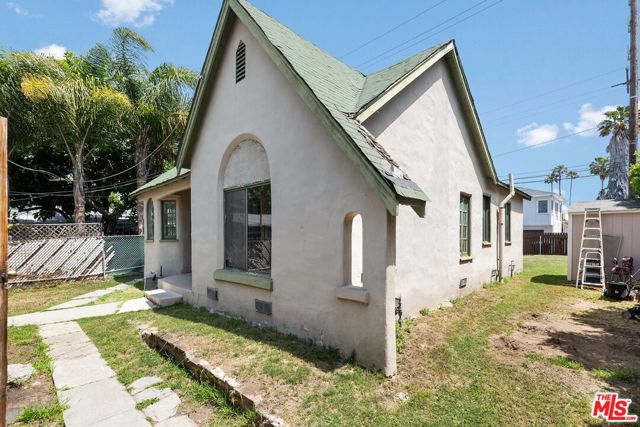 1925 19th Street, Santa Monica CA: https://media.crmls.org/mediaz/e4501941-0ffc-4c5f-9794-885d67c156fc.jpg