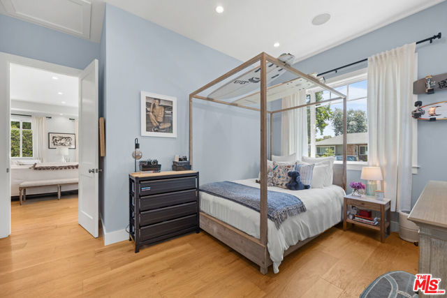 4943 Stern Avenue, Sherman Oaks CA: https://media.crmls.org/mediaz/e4505cde-d6c8-4222-8874-c63b6fb69945.jpg