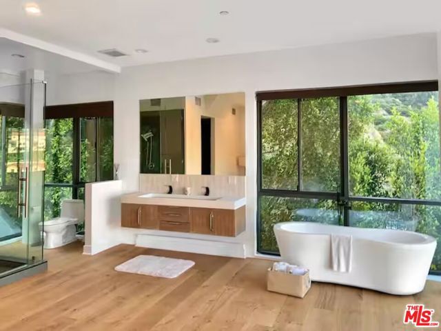 2746 Rinconia Drive, Los Angeles CA: https://media.crmls.org/mediaz/e451077e-6e2b-4f73-b783-2e16909099f7.jpg