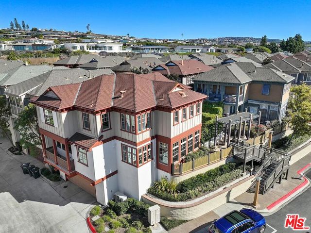 2584 Bungalow Place, Corona del Mar CA: https://media.crmls.org/mediaz/e4510a9f-3554-43dd-8013-f1e8b0a728b8.jpg