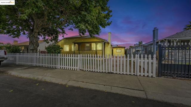 528 LA PRENDA DRIVE, Oakland CA: https://media.crmls.org/mediaz/e45177f2-9807-4d38-bcfe-78a06f5c6a67.jpg
