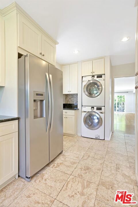 4922 Hayvenhurst Avenue, Encino CA: https://media.crmls.org/mediaz/e4524284-e005-4ef6-becb-1f4ead60648c.jpg