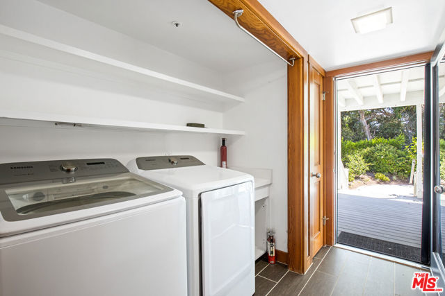 30362 Morning View Drive, Malibu CA: https://media.crmls.org/mediaz/e4524f1c-0b83-4393-856b-87226188faae.jpg