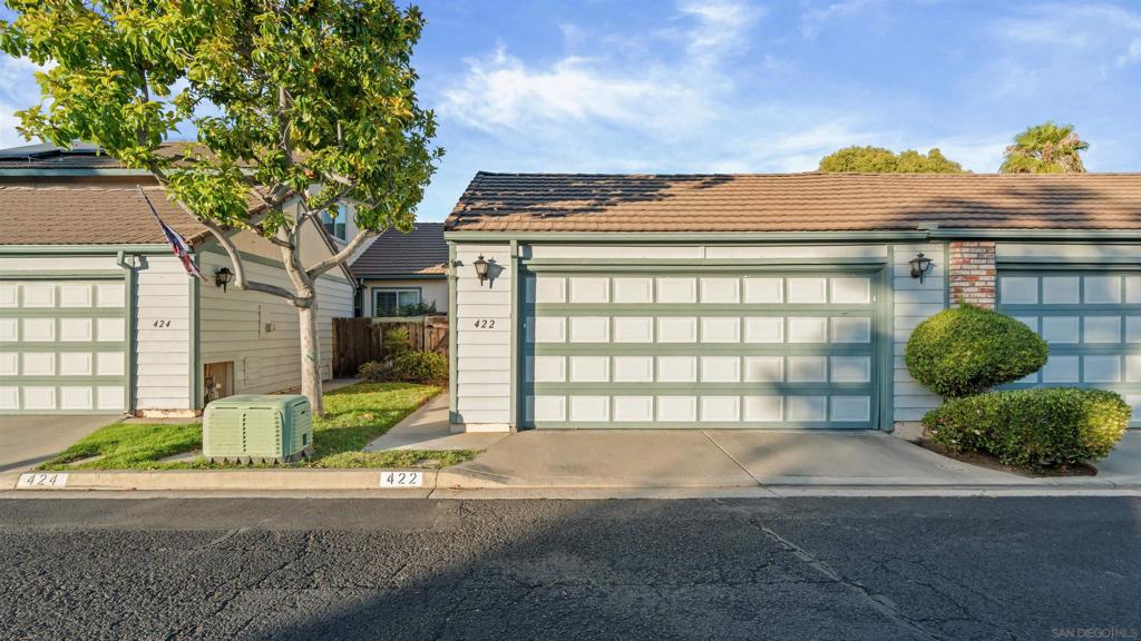 422 Devonshire Gln - photo 2