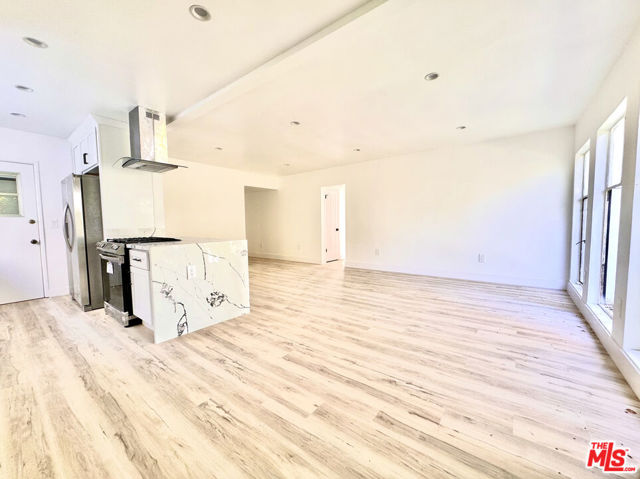121 S Crescent Drive, Beverly Hills CA: https://media.crmls.org/mediaz/e454334b-db66-425f-8a48-239aa9e9af7d.jpg
